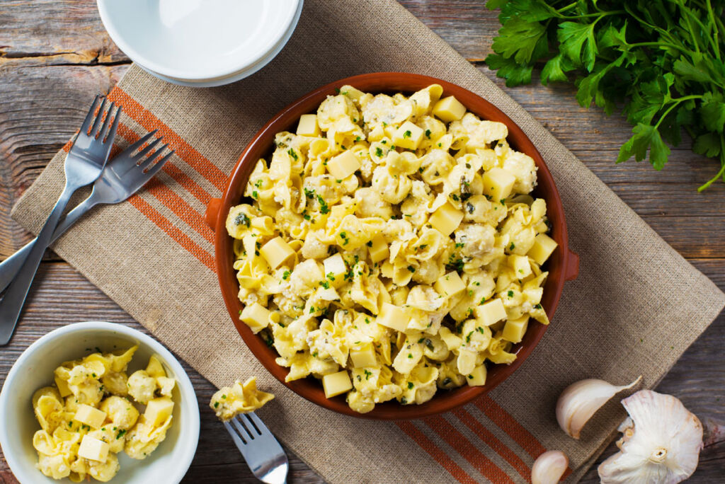 chicken-and-bacon-sacchettini-with-olive-oil-garlic-sauce-served-on-a-plate