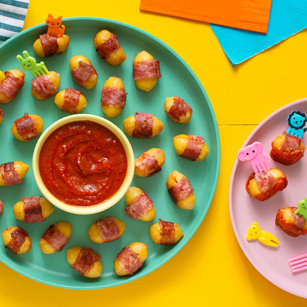 gnocchi-pizza-bites-served-with-marinara-sauce