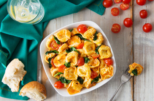 rose-cheese-tortelloni-with-spinach-and tomatoes-served-in-a-dish
