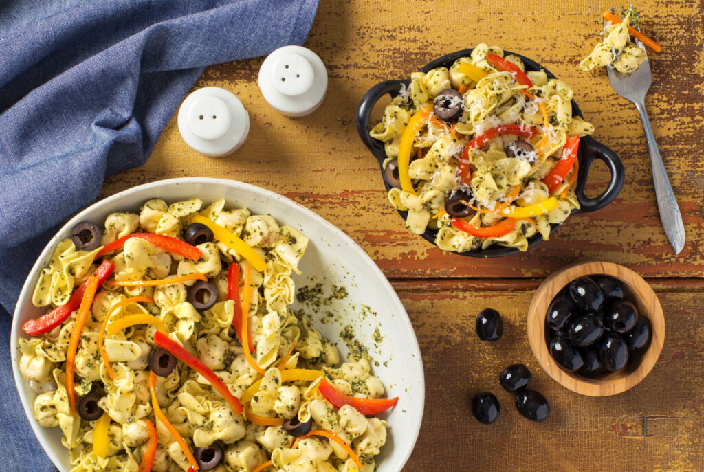 fresh-sacchettini-salad-with-basil-and-cheese-pesto-carrots-and-bell-peppers