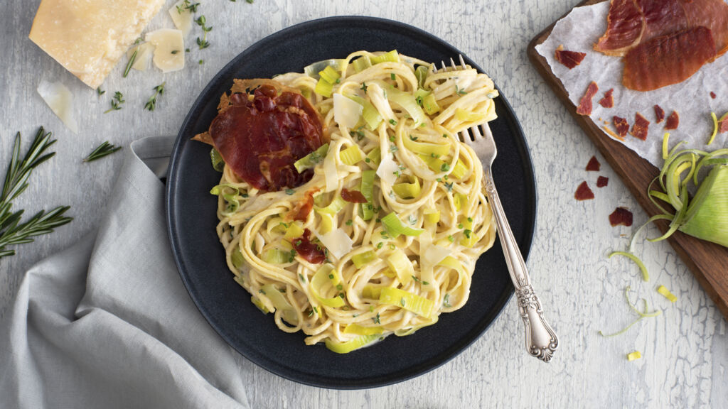 spaghetti_alla_chitarra_with_leeks_and_crispy_prosciutto-on-a-plate